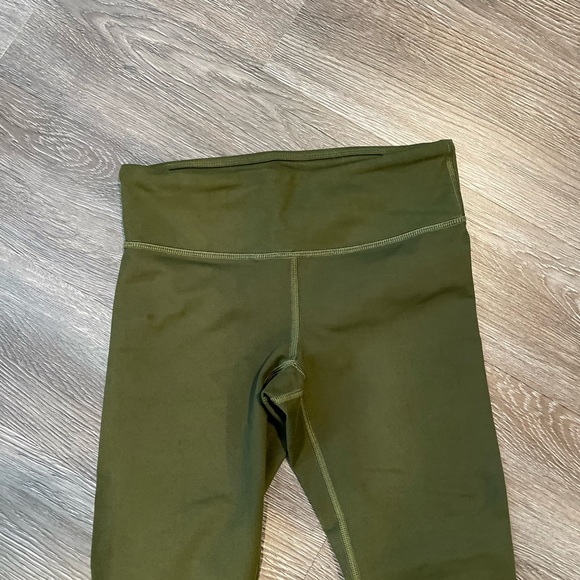 Fabletics Define PowerHold® Mid-Rise Capri - Picture 6 of 7